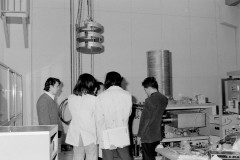 1975.04.16-C41-013-水素メーザ室にて