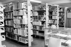 1963.6.27-029-図書室書架