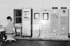 1971.11.10-12-A96-027-周波数標準部　標準器室、佐藤