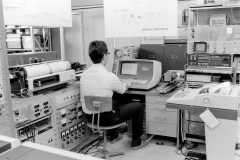 1977.11.28-A142-002-計算機室吉田